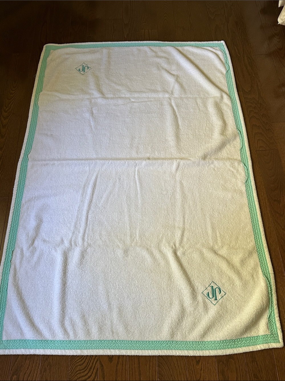 Methode JPWhite Bath Towel with Mint Border - Premium Home Bath
Paris